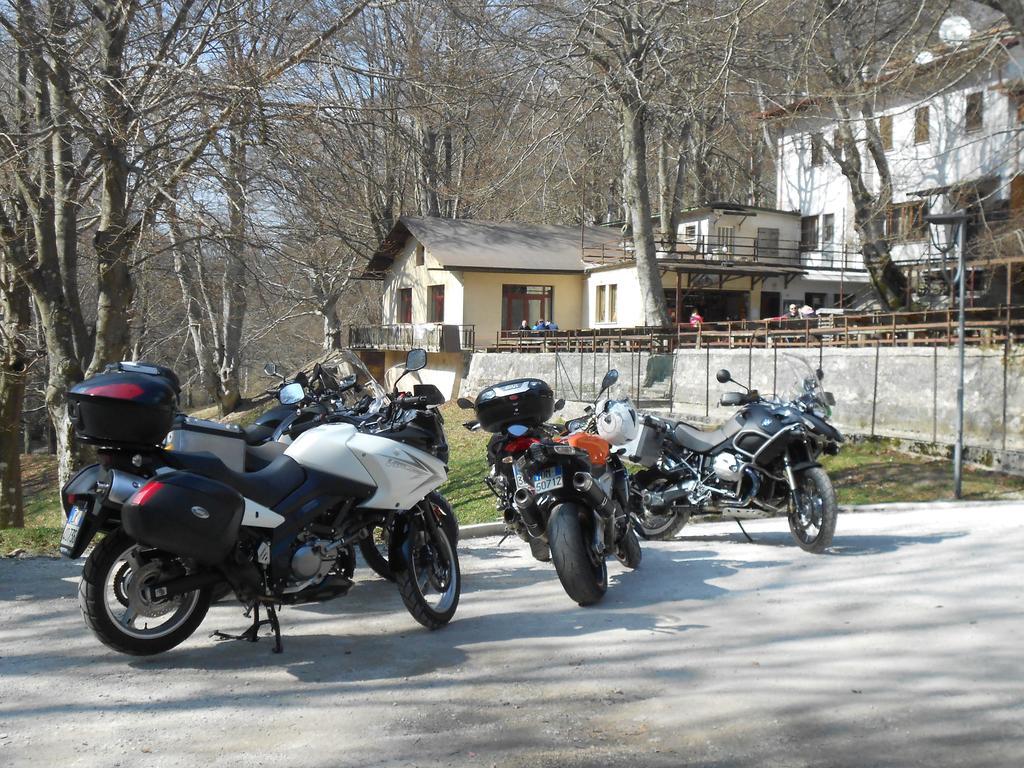 Albergo Ristorante Montecucco Da Tobia Sigillo Екстериор снимка
