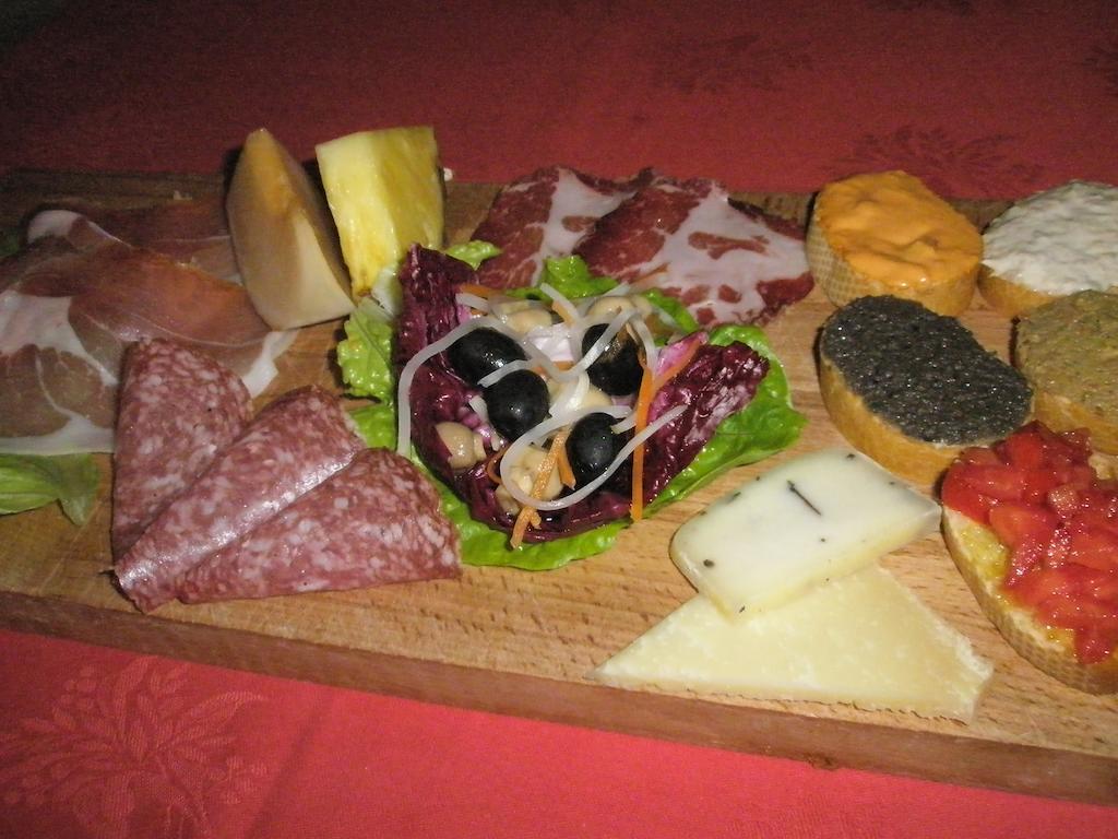 Albergo Ristorante Montecucco Da Tobia Sigillo Екстериор снимка
