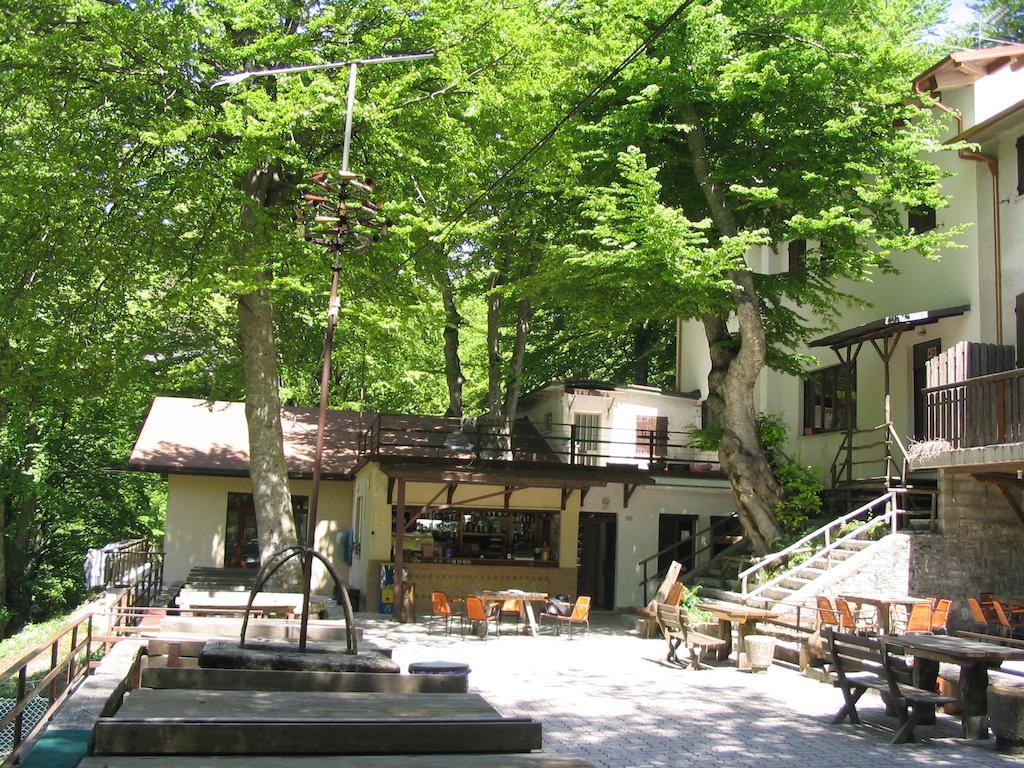 Albergo Ristorante Montecucco Da Tobia Sigillo Екстериор снимка