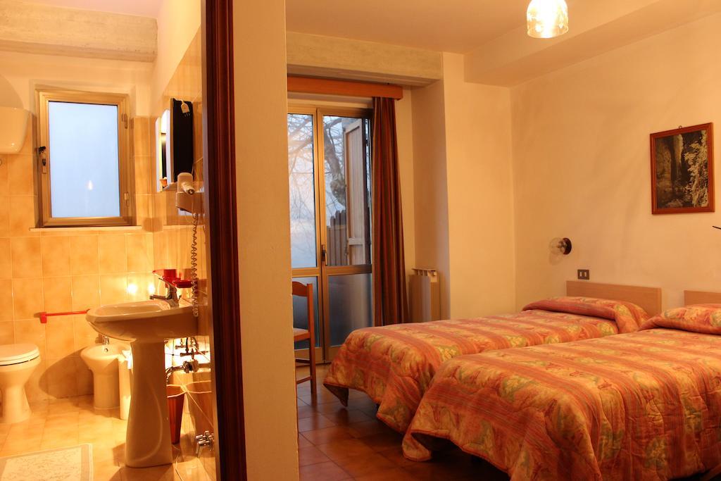 Albergo Ristorante Montecucco Da Tobia Sigillo Стая снимка