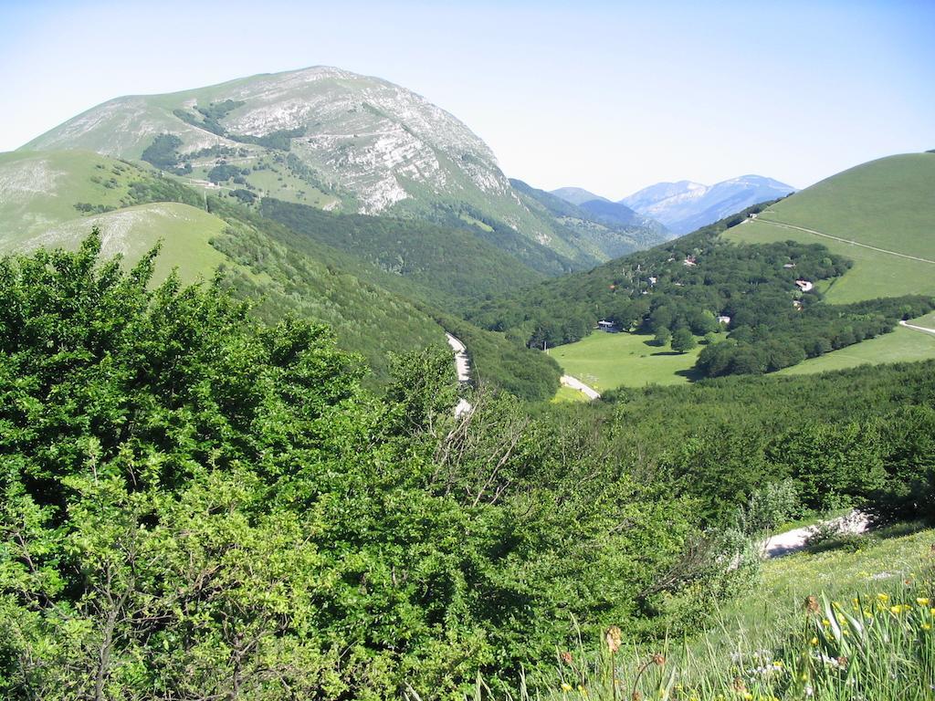 Albergo Ristorante Montecucco Da Tobia Sigillo Екстериор снимка